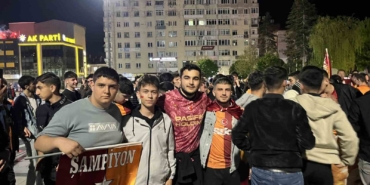 corumda-galatasaray-taraftarlar-sokaklari-bayram-yerine-cevirdi-mWdPnmCt.jpg