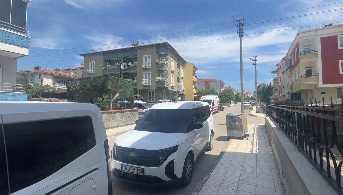 Çorum’da genç kadın tartıştığı anne ve babasını bıçakla rehin aldı 7 corumda genc kadin tartistigi anne ve babasini bicakla rehin aldi 3