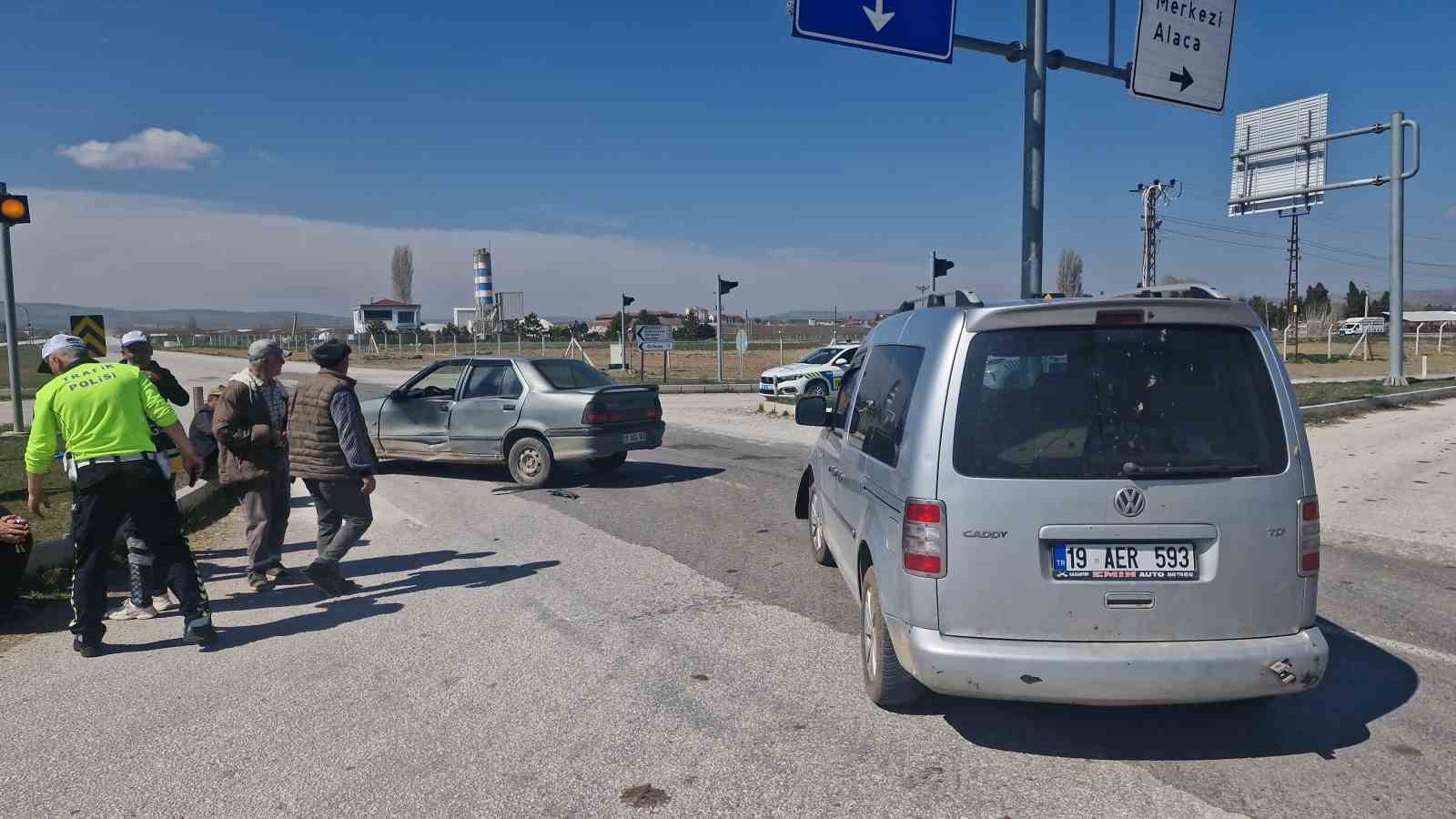corumda hafif ticari arac ile otomobil carpisti 1 yarali 2 AqlNdYjg