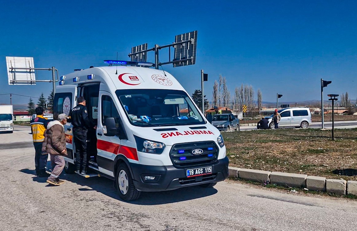 corumda hafif ticari arac ile otomobil carpisti 1 yarali 4