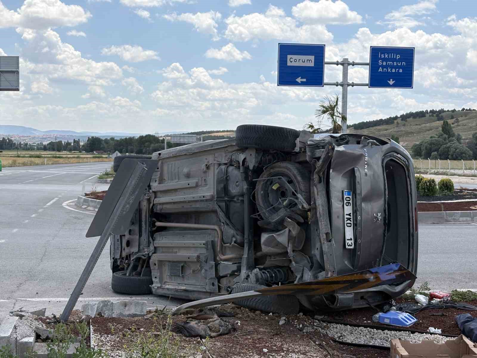 corumda hafif ticari arac ile otomobil carpisti 2si agir 5 yarali 0 UkKZmzMH
