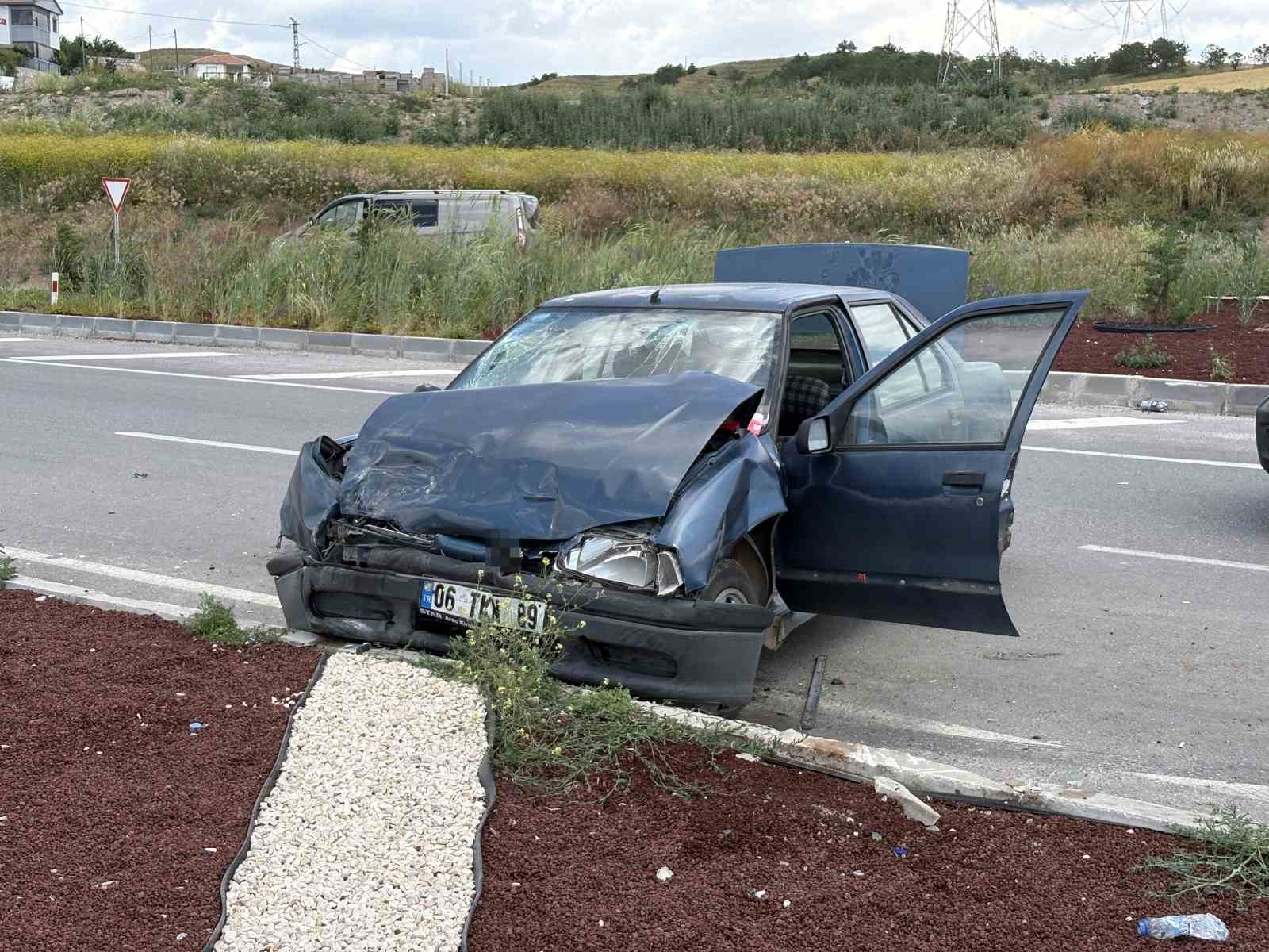 corumda hafif ticari arac ile otomobil carpisti 2si agir 5 yarali 2 Z823NGFd