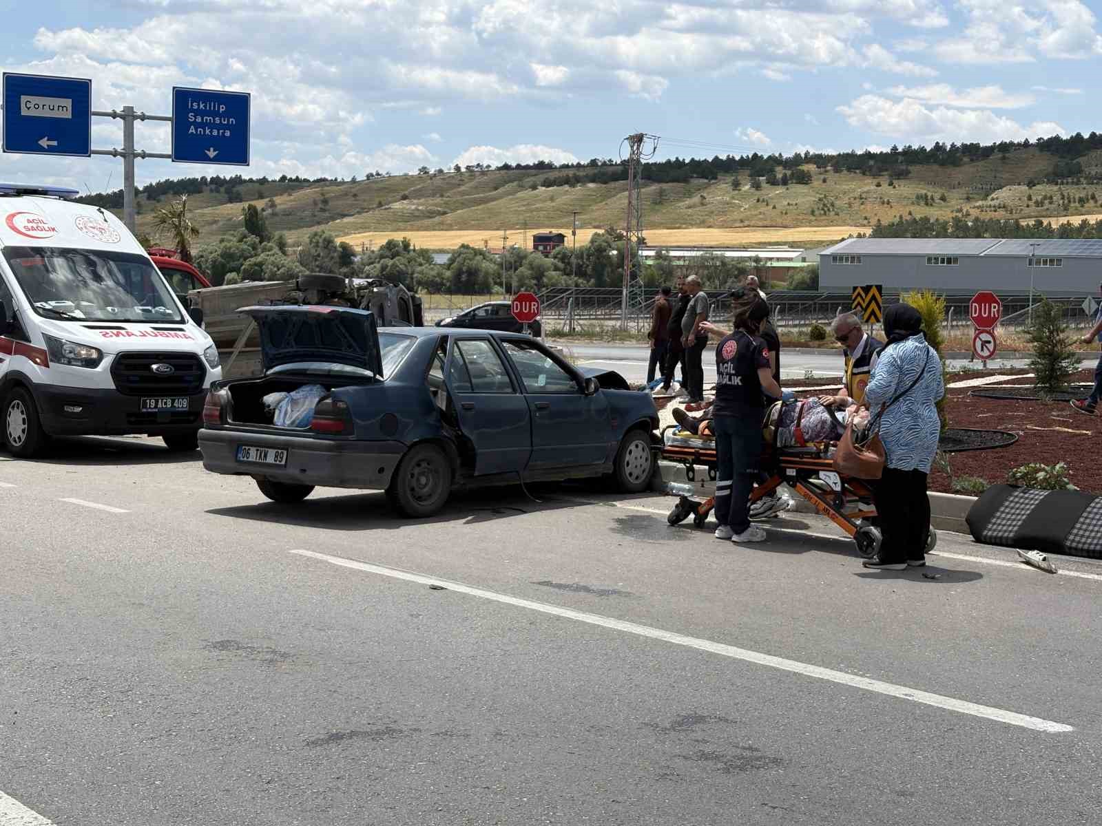 corumda hafif ticari arac ile otomobil carpisti 2si agir 5 yarali 6 9B1fNwnf