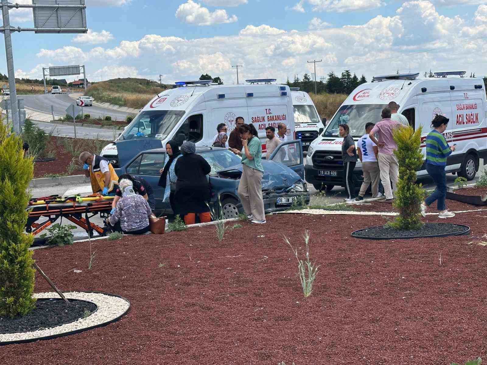 corumda hafif ticari arac ile otomobil carpisti 2si agir 5 yarali 7 iizeObk9