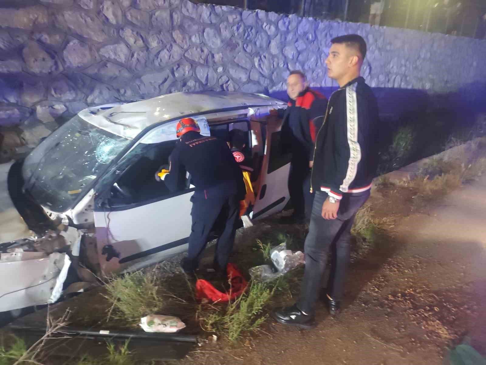 corumda hafif ticari arac istinat duvarindan yan yola uctu 2 yarali 1 WAT7Vvvm