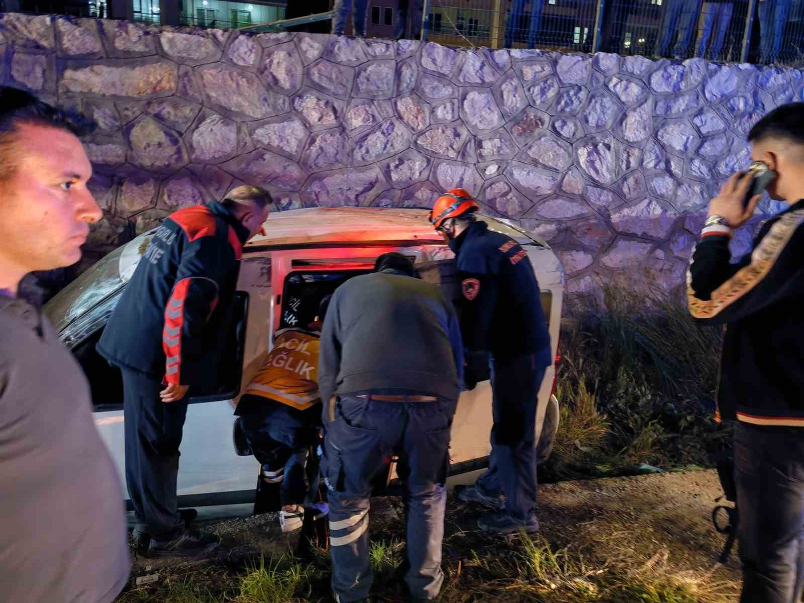corumda hafif ticari arac istinat duvarindan yan yola uctu 2 yarali 3 ri4JvlXA