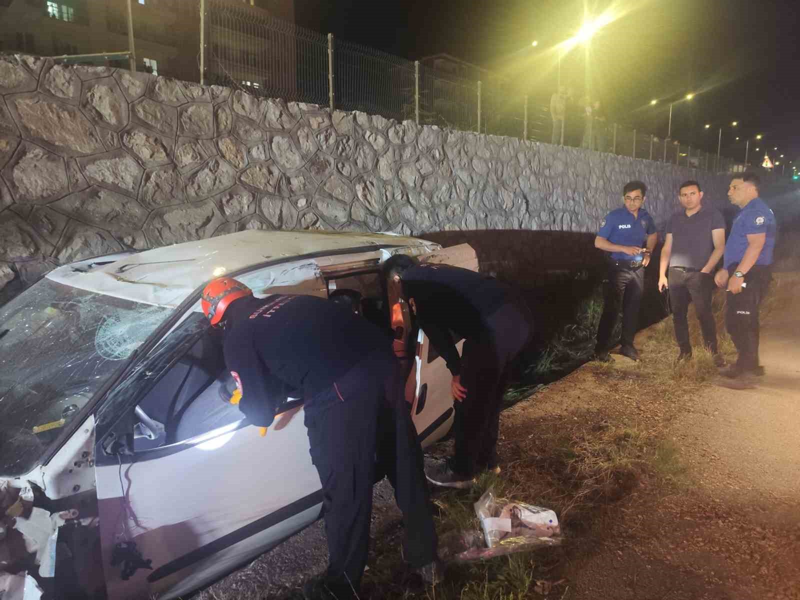 corumda hafif ticari arac istinat duvarindan yan yola uctu 2 yarali 4 DmvSypKq