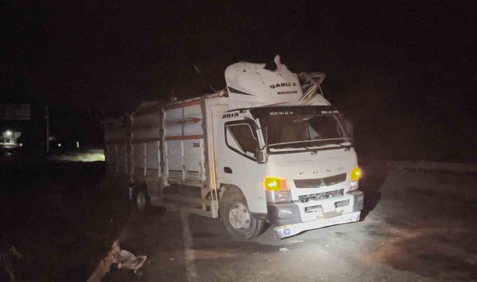 corumda hafif ticari arac kamyona carpti 3 yarali 0 MzMLgDw3