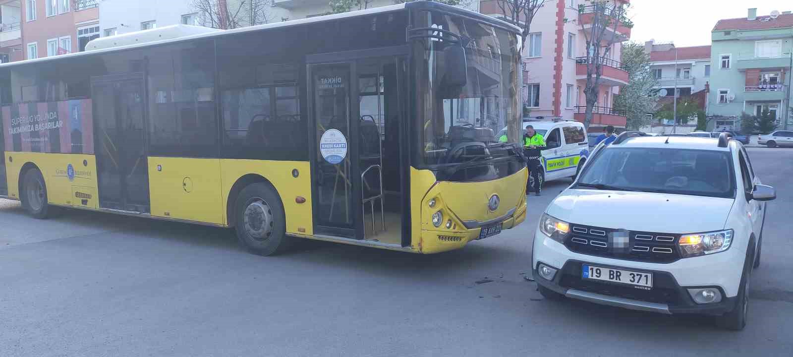 corumda halk otobusu ile otomobil carpisti 4 yarali 2 autg7pTX