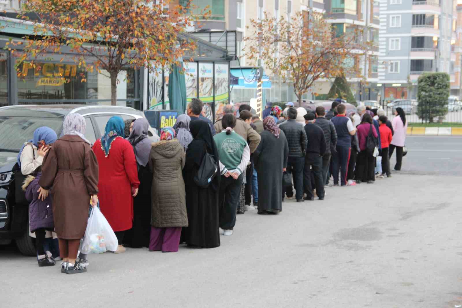 Çorum’da hamsinin kilosu 40 liraya düştü: Metrelerce uzunlukta kuyruk oluştu 4 corumda hamsinin kilosu 40 liraya dustu metrelerce uzunlukta kuyruk olustu 0 asm1h4dF