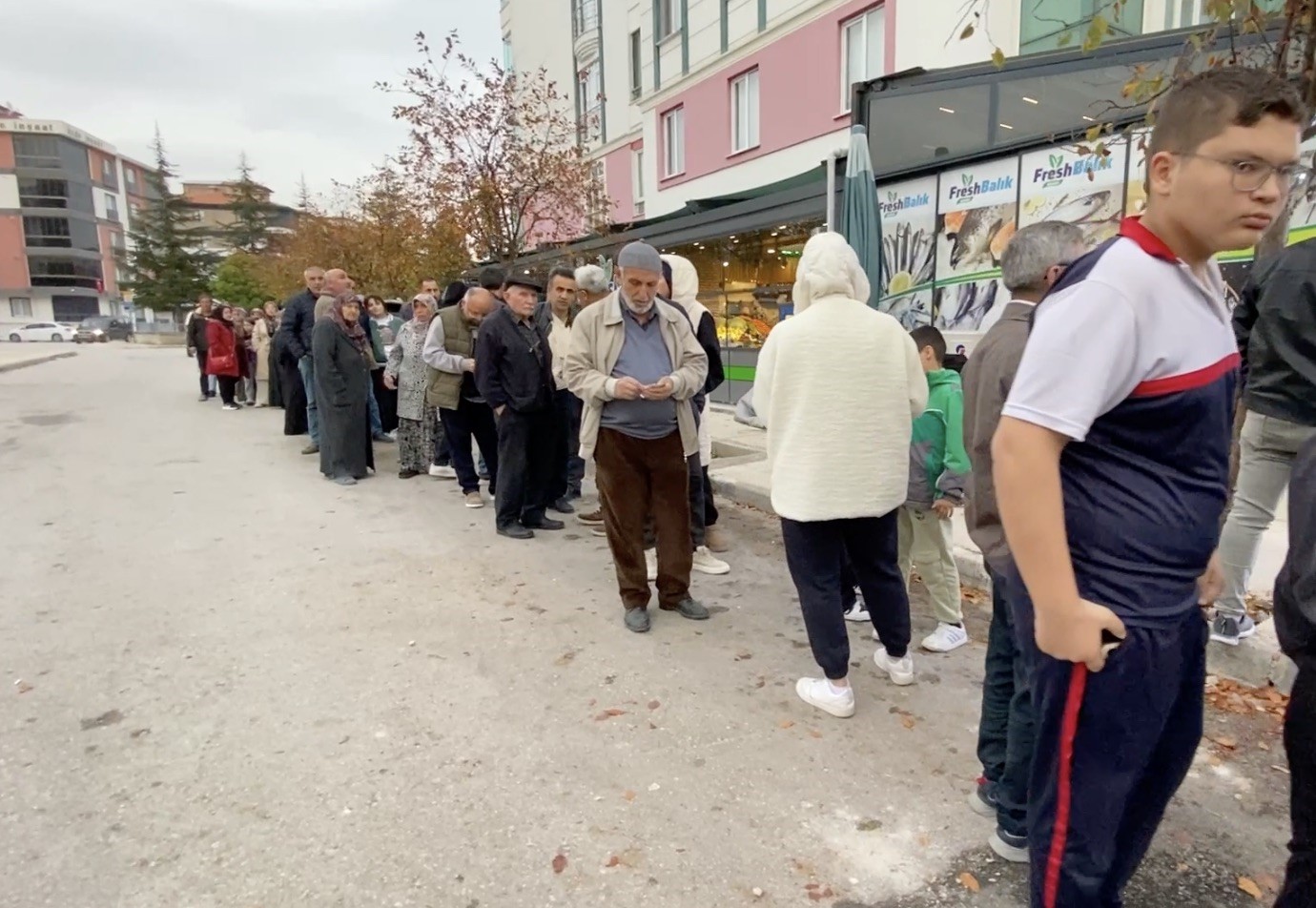 Çorum’da hamsinin kilosu 40 liraya düştü: Metrelerce uzunlukta kuyruk oluştu 5 corumda hamsinin kilosu 40 liraya dustu metrelerce uzunlukta kuyruk olustu 1 dTbe1ql6