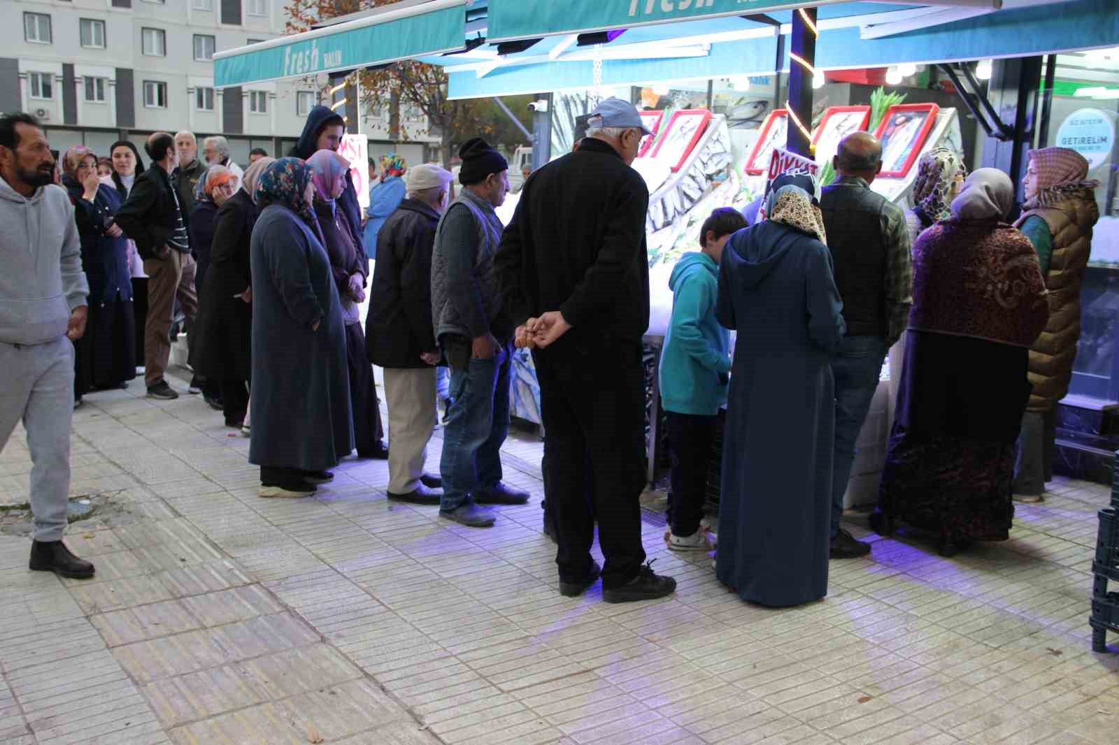 Çorum’da hamsinin kilosu 40 liraya düştü: Metrelerce uzunlukta kuyruk oluştu 9 corumda hamsinin kilosu 40 liraya dustu metrelerce uzunlukta kuyruk olustu 5 eKsre6Vi