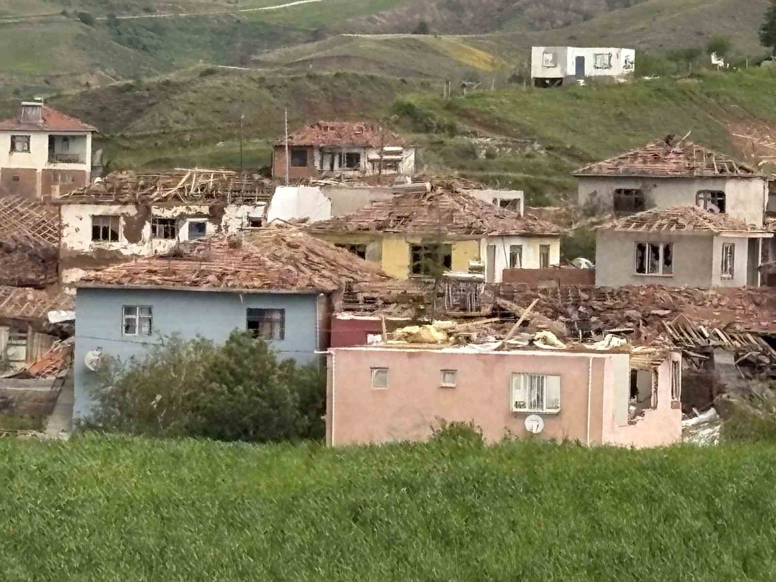 corumda hortumun vurdugu koydeki vatandas o anlari anlatti deprem oldu sandim 2 YzUZyEJU