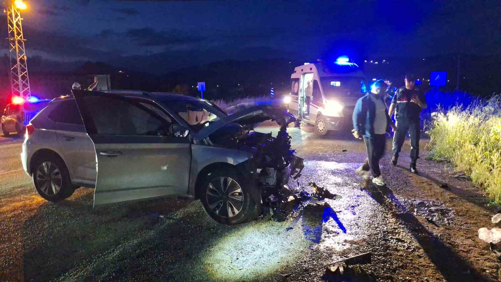 corumda iki otomobil carpisti 1i agir 7 yarali 1 VdpJ6uuN