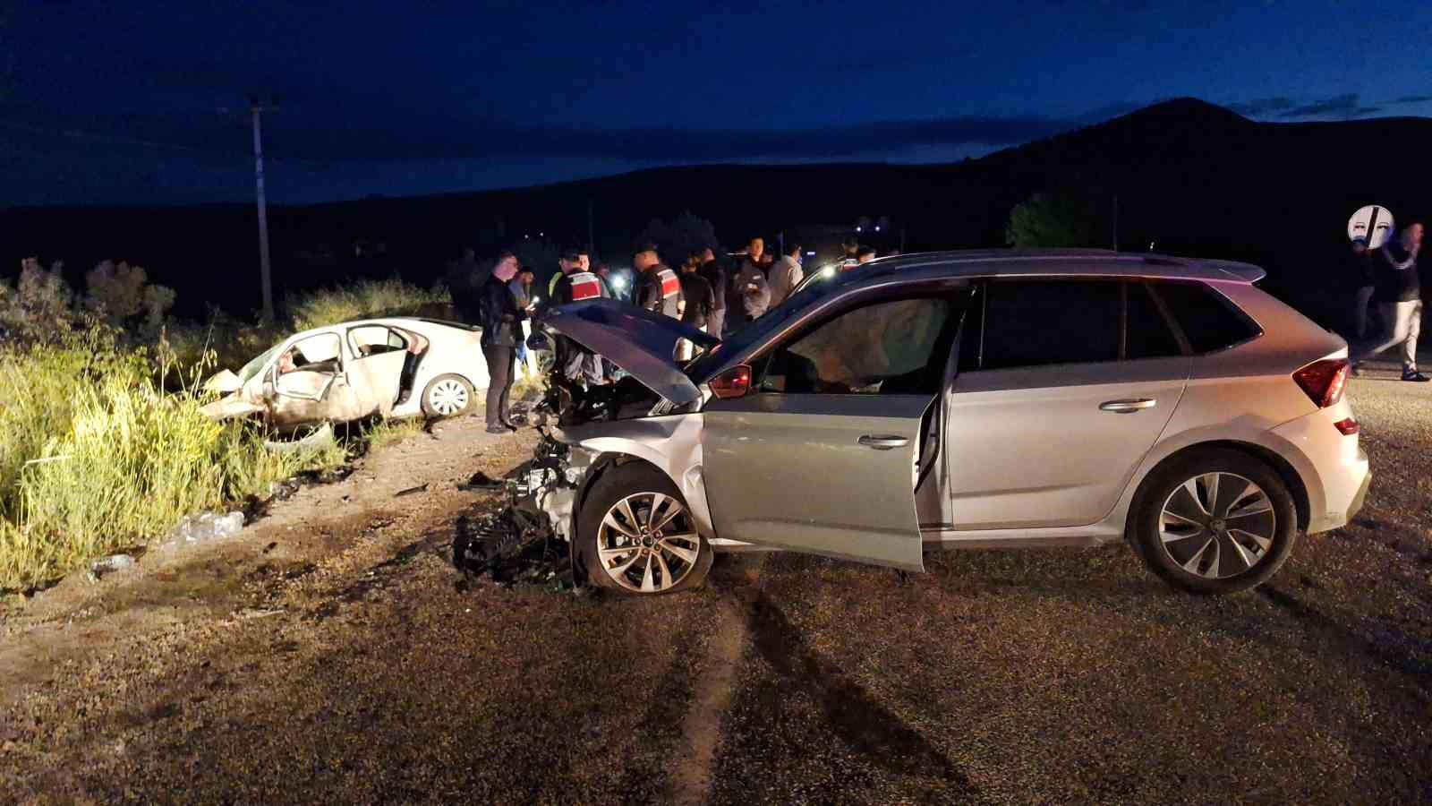 corumda iki otomobil carpisti 1i agir 7 yarali 3
