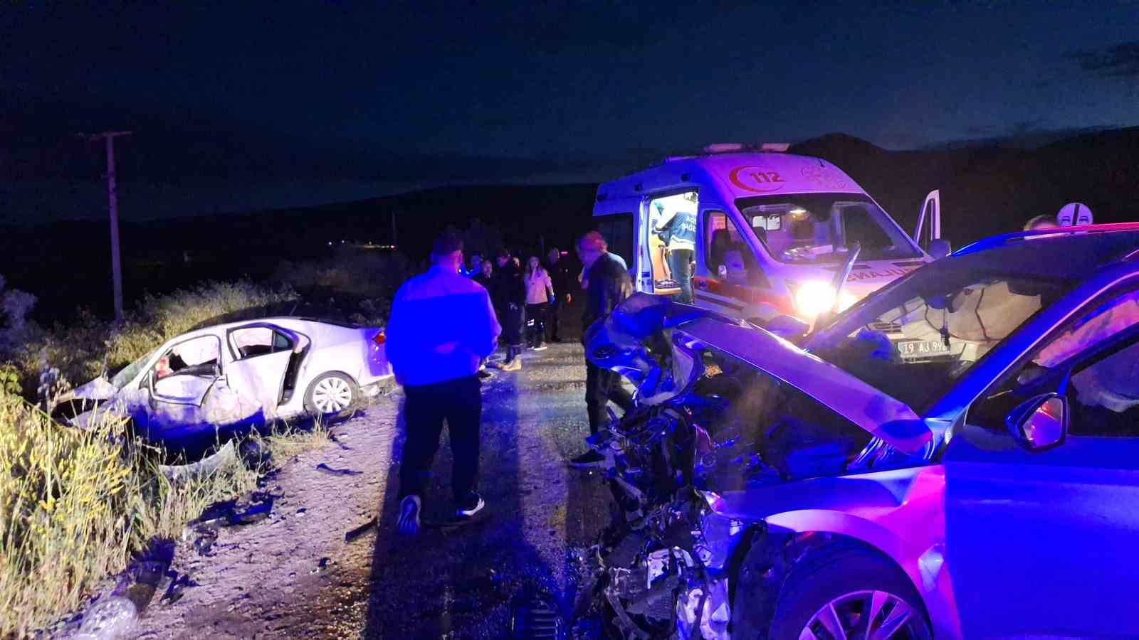 corumda iki otomobil carpisti 1i agir 7 yarali 5 J6v83aDW