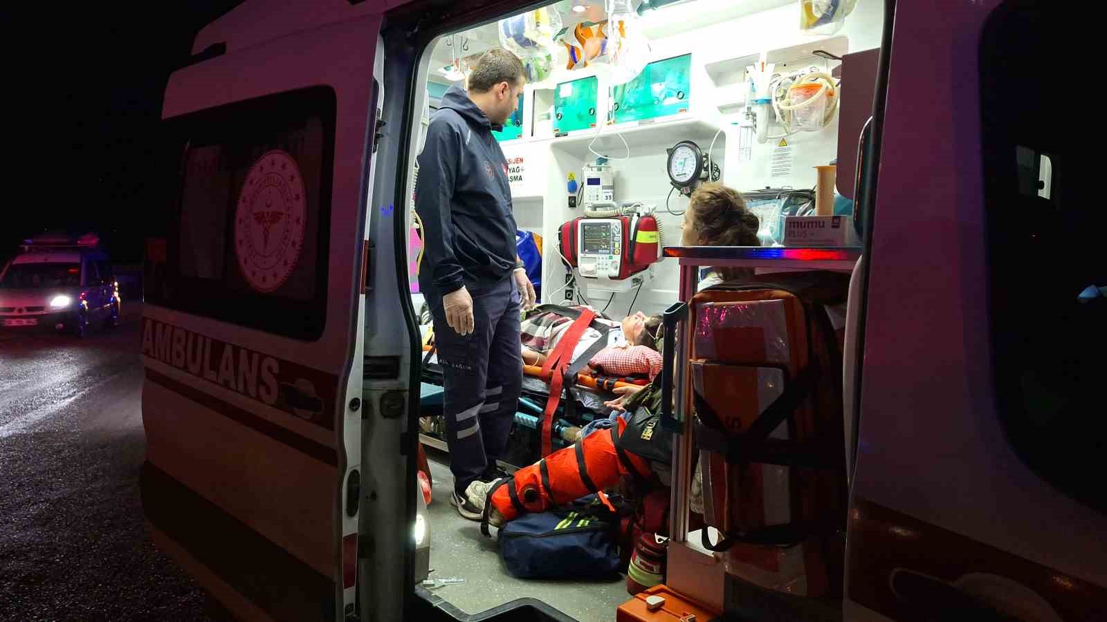 corumda iki otomobil carpisti 1i agir 7 yarali 7 uwM956pI