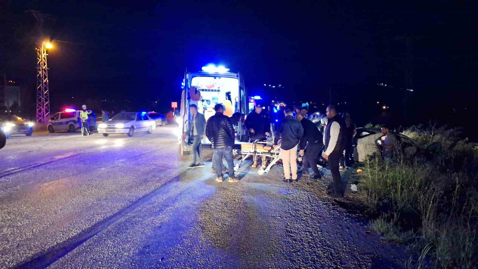 corumda iki otomobil carpisti 1i agir 7 yarali 8