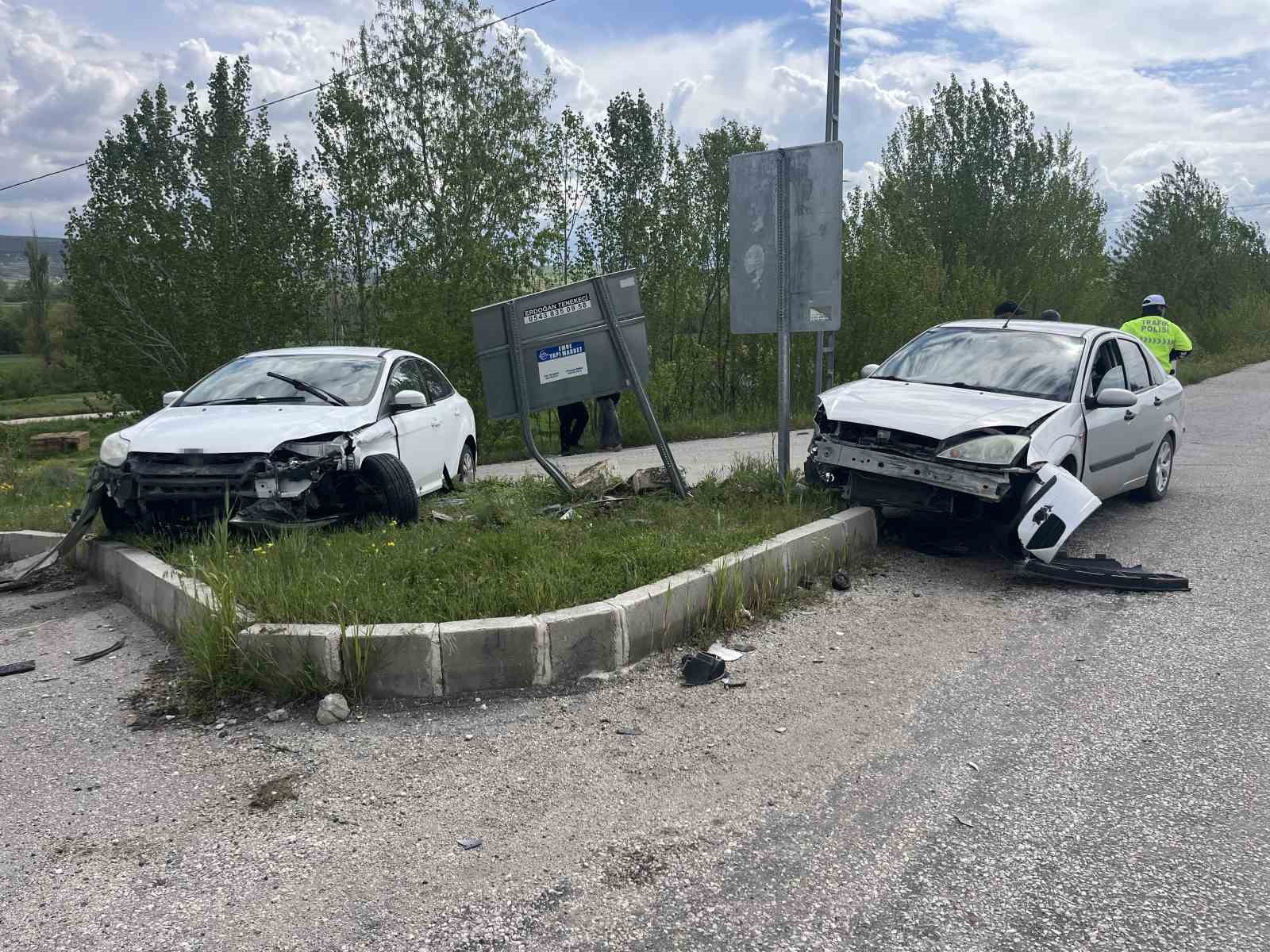 corumda iki otomobil carpisti 2 yarali 1 FzXdLEI7