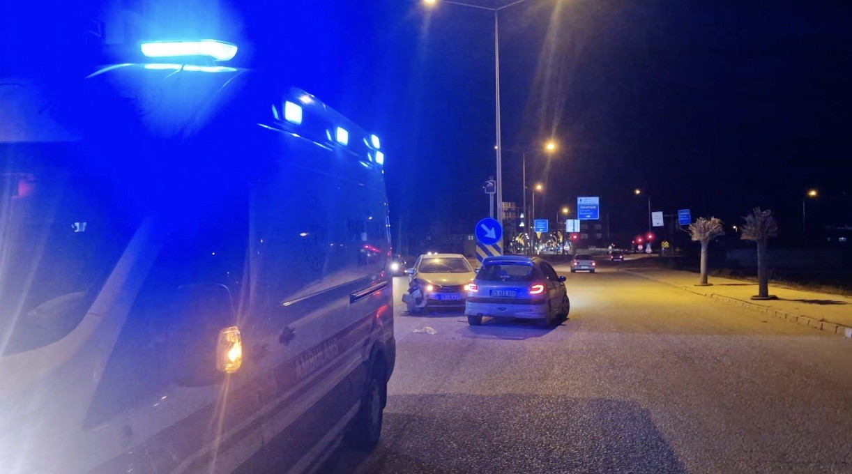 corumda iki otomobil carpisti 2 yarali 1