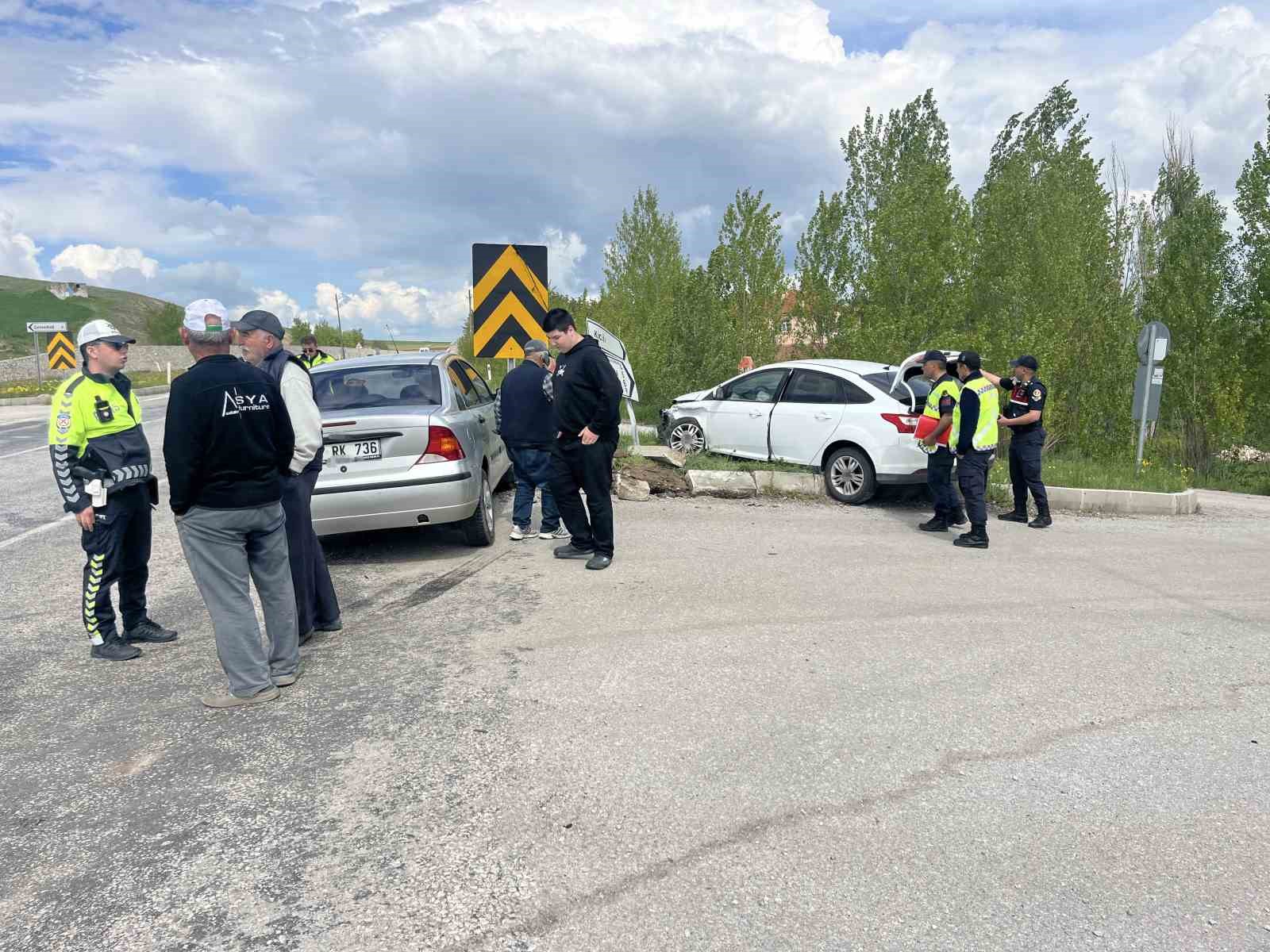corumda iki otomobil carpisti 2 yarali 2 auASVR9q