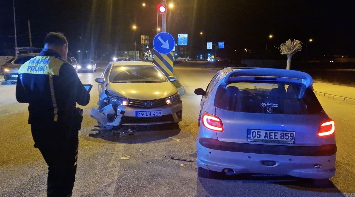 corumda iki otomobil carpisti 2 yarali 2 jZ38m37t