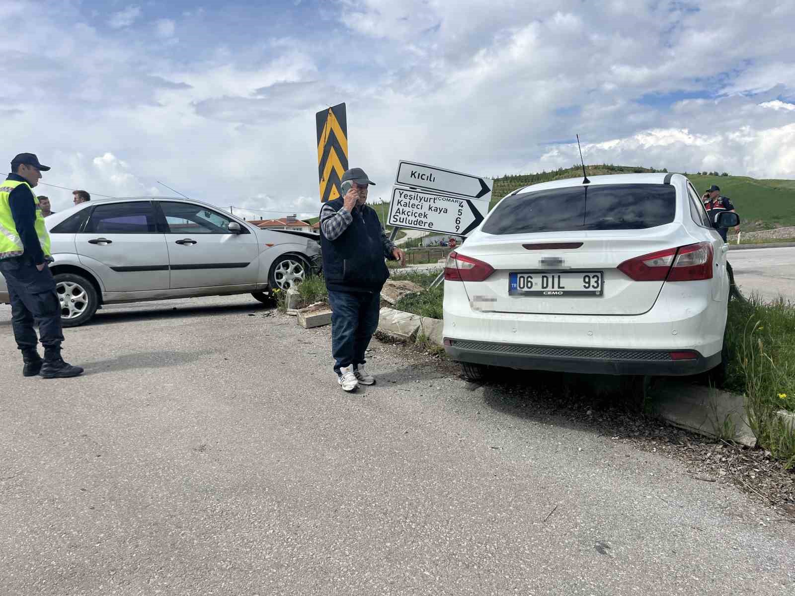 corumda iki otomobil carpisti 2 yarali 3 PCyHuhJg