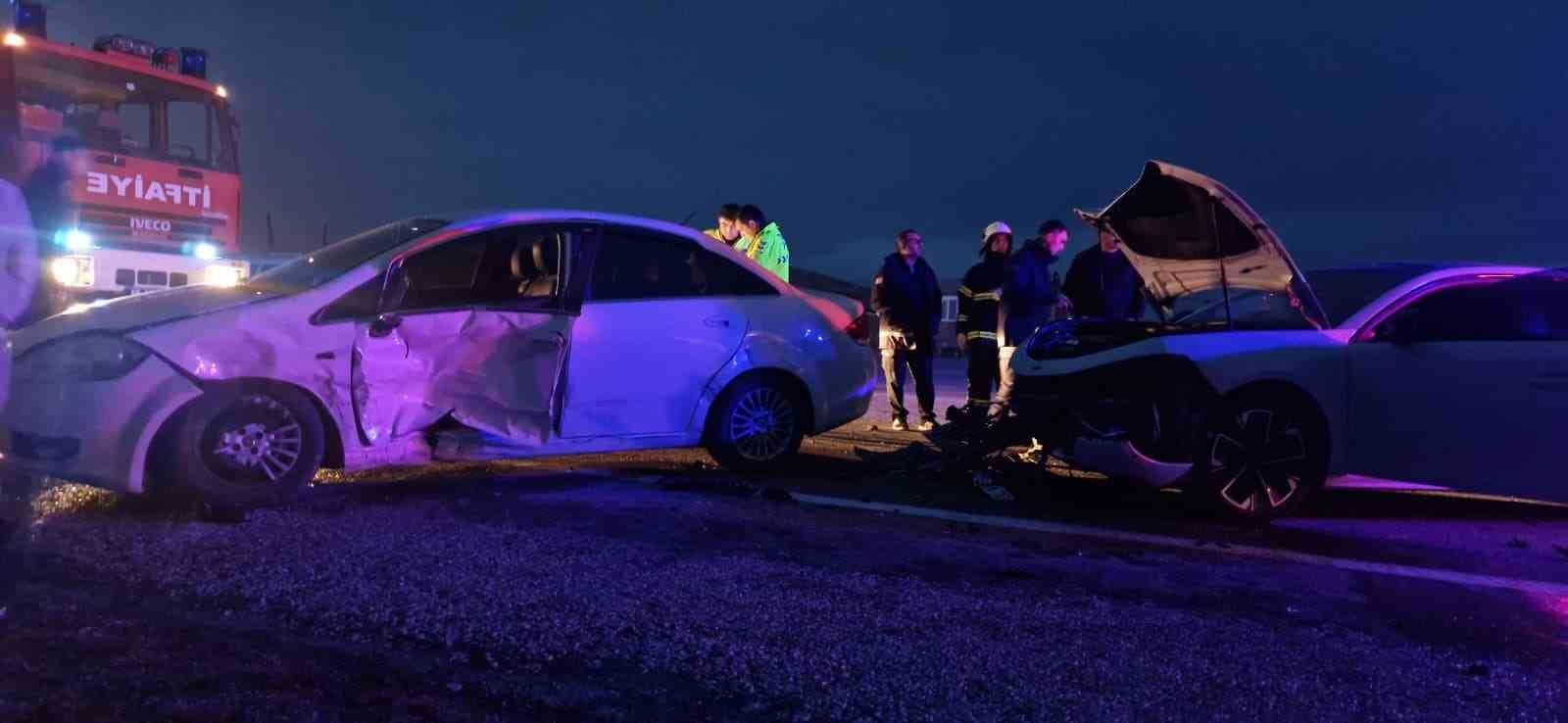 corumda iki otomobil carpisti 3 yarali 0 ZKSqDgZT