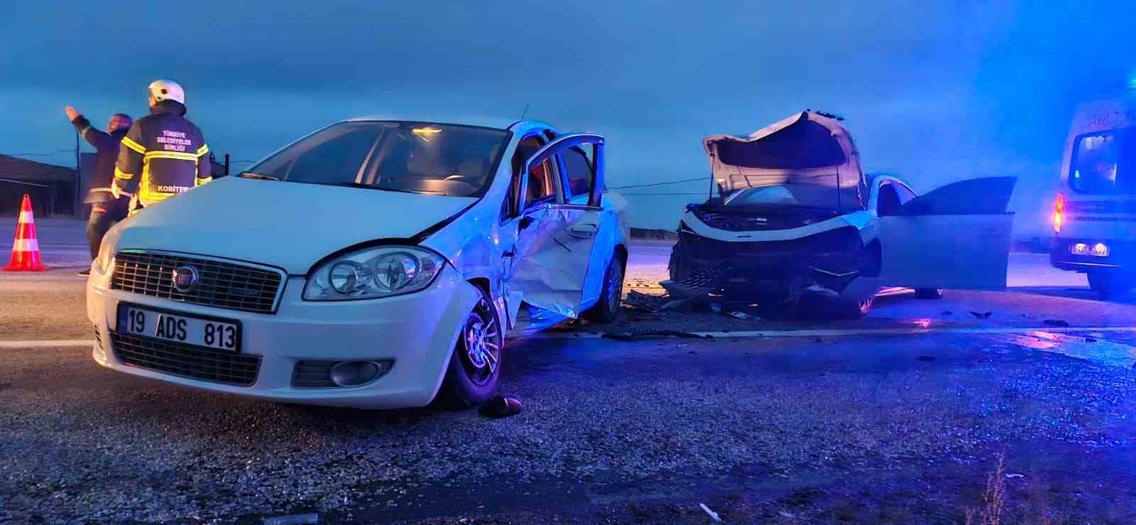 corumda iki otomobil carpisti 3 yarali 1 2gADVJDV