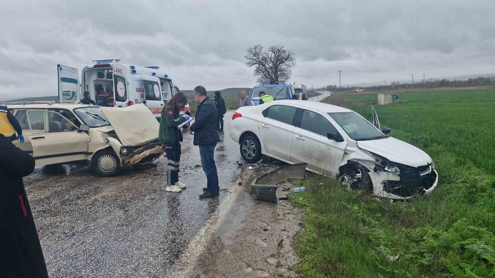 corumda iki otomobil carpisti 3 yarali 1 ZBe9dv4d