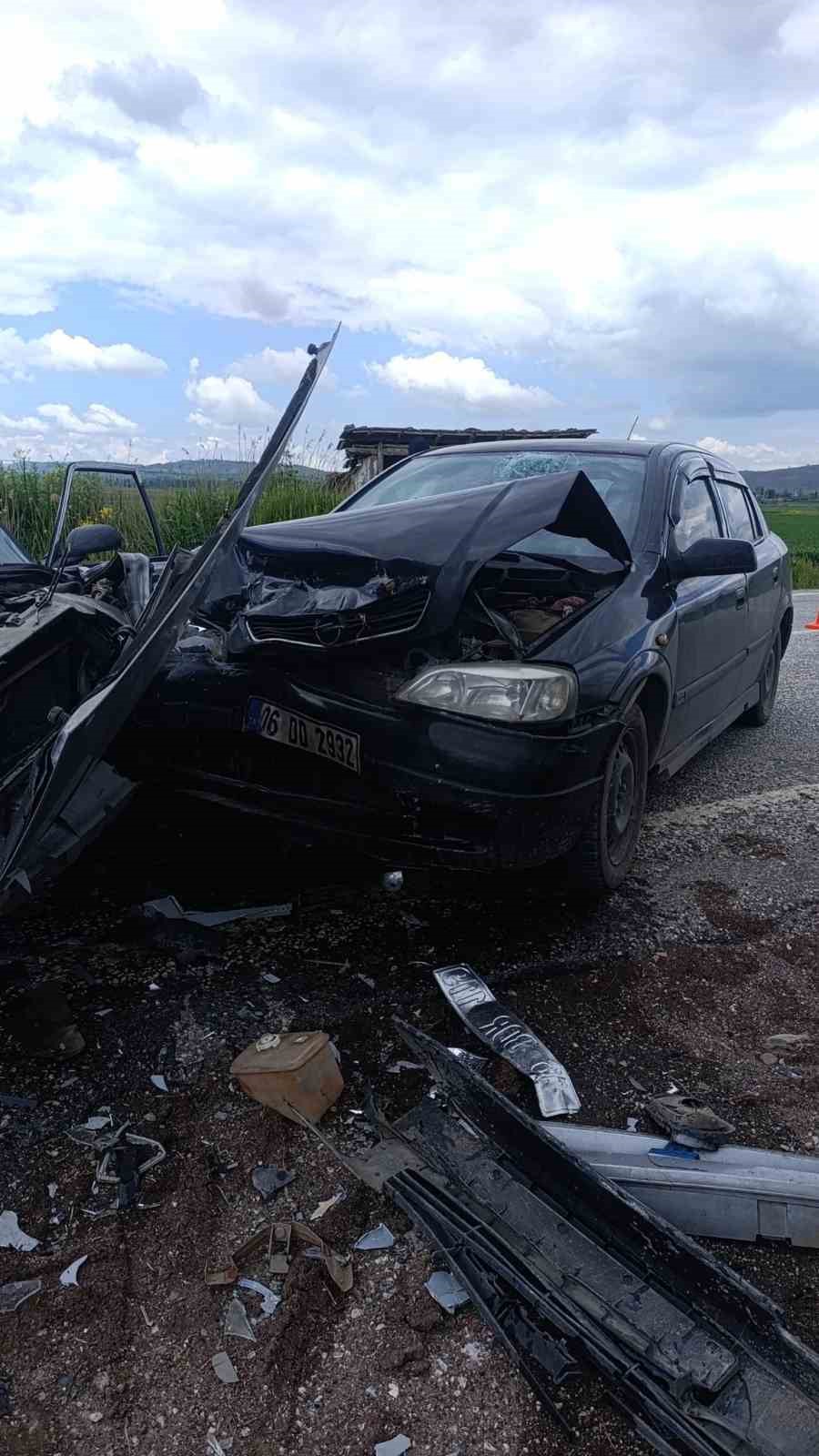 Çorum’da iki otomobil çarpıştı: 3 yaralı 6 corumda iki otomobil carpisti 3 yarali 2 lcYa48Hk
