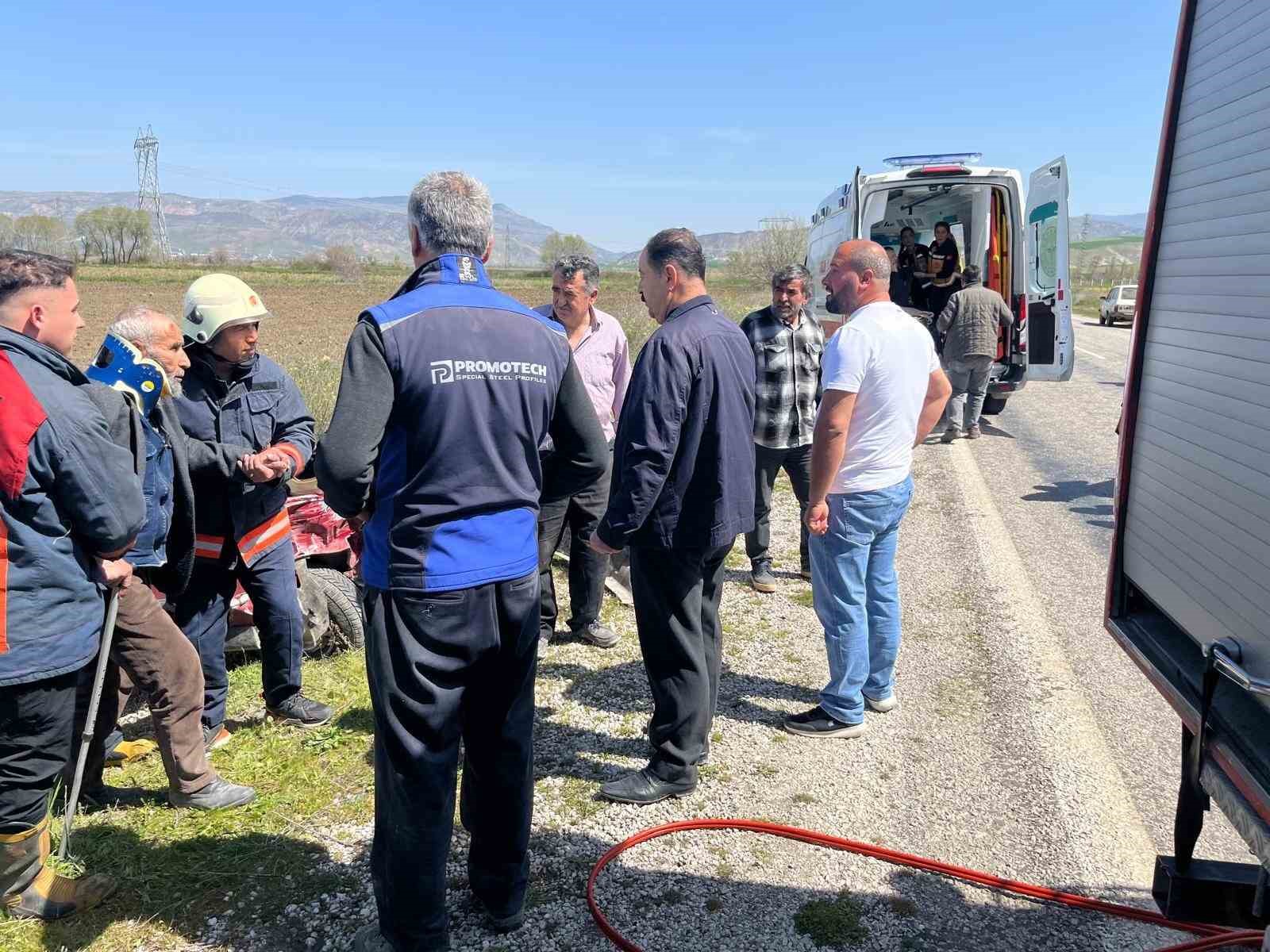 corumda iki otomobil carpisti 3 yarali 2 v56wgOg7