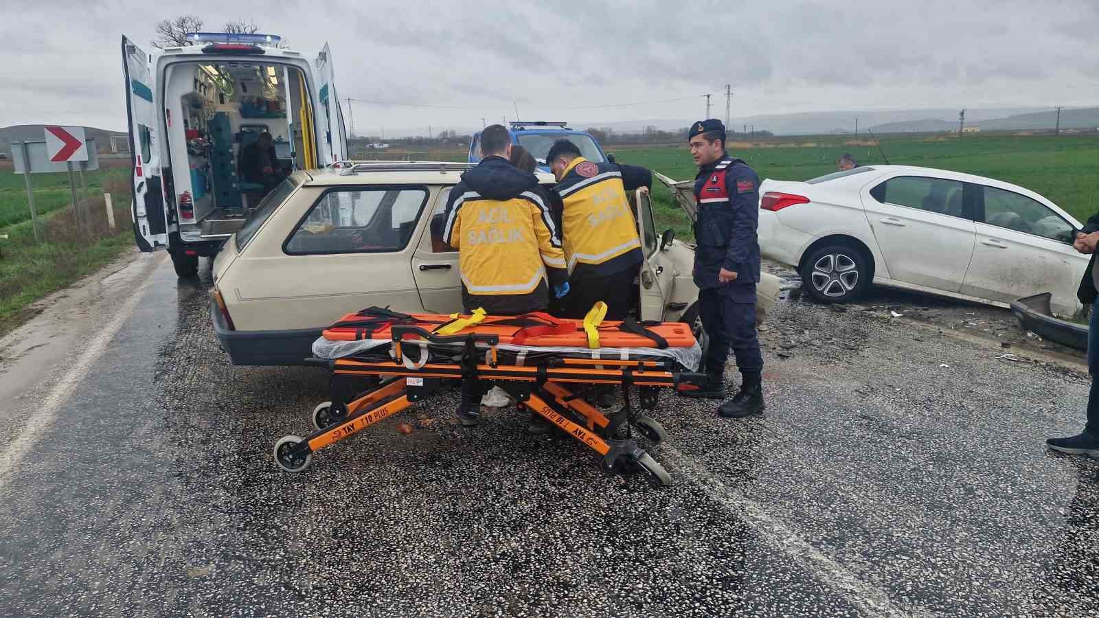 corumda iki otomobil carpisti 3 yarali 2 wg9XbMtC