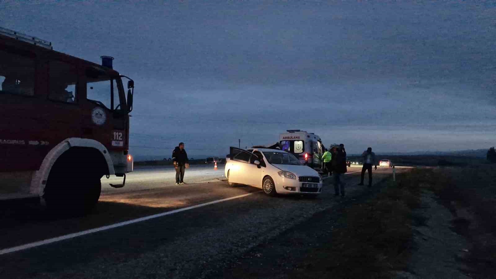 corumda iki otomobil carpisti 3 yarali 3 eElXRfuC