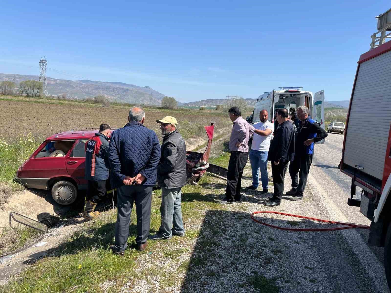 corumda iki otomobil carpisti 3 yarali 3 kuJN1EDV
