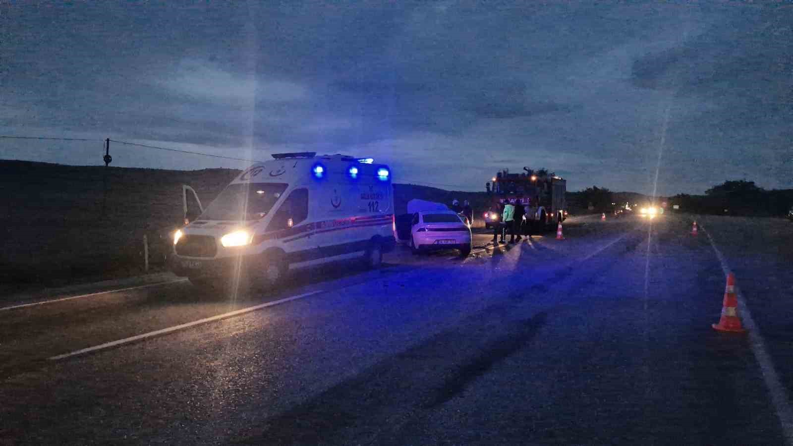 corumda iki otomobil carpisti 3 yarali 4 3EqAtgZ1