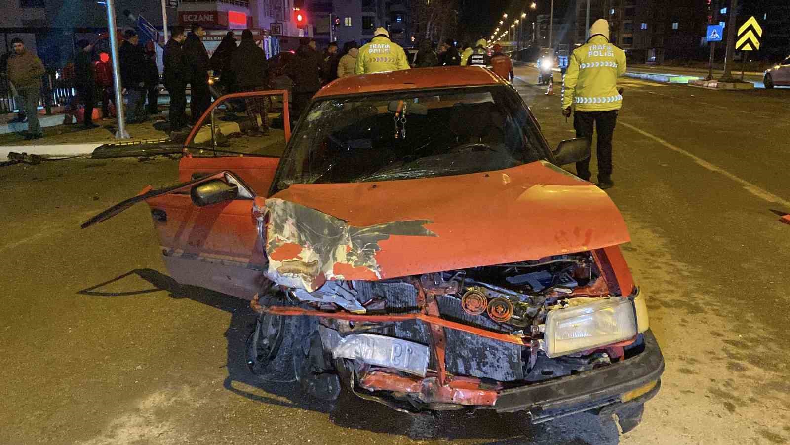 corumda iki otomobil carpisti 4 yarali 1