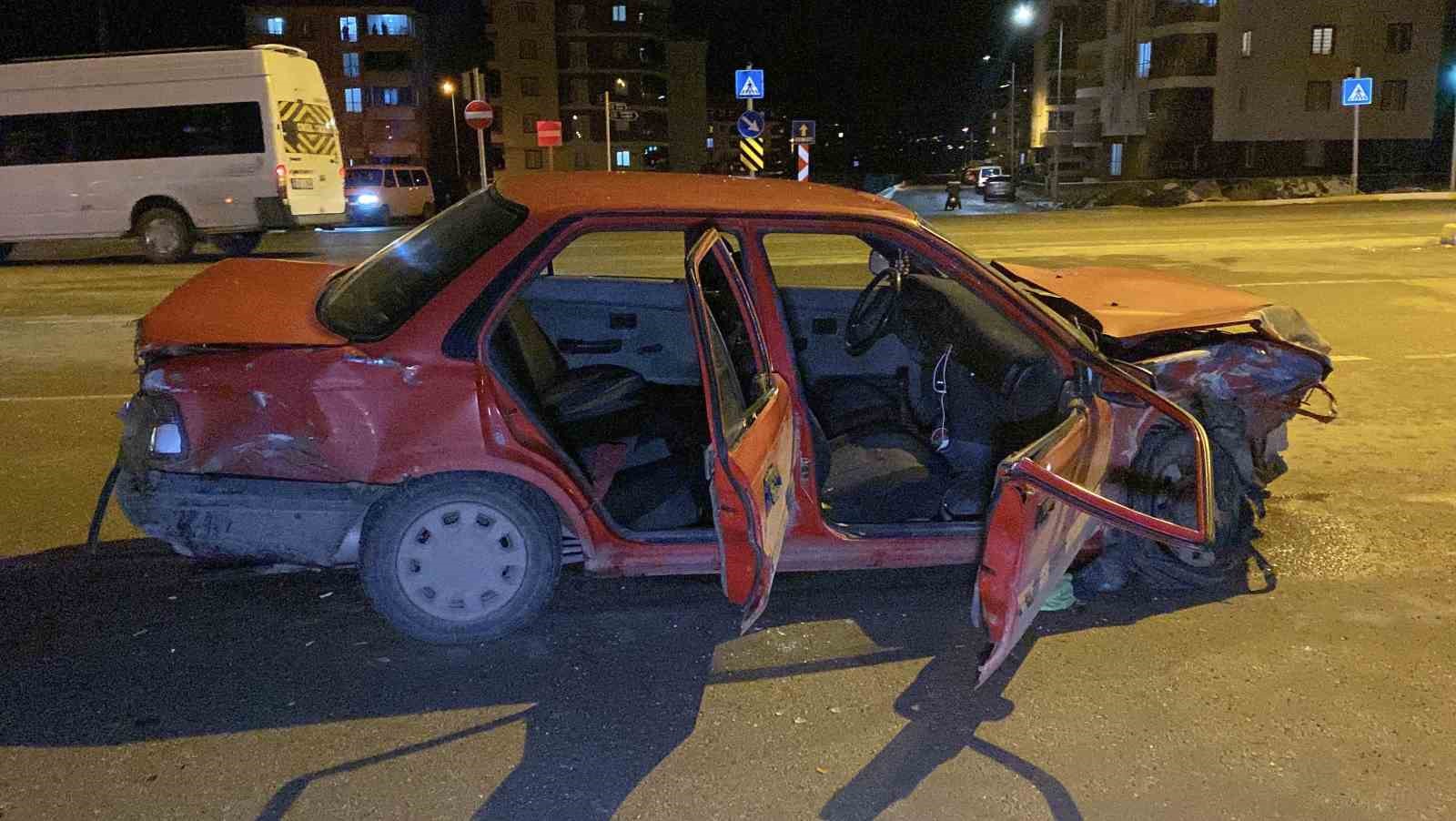 corumda iki otomobil carpisti 4 yarali 2 4HfQaHF6