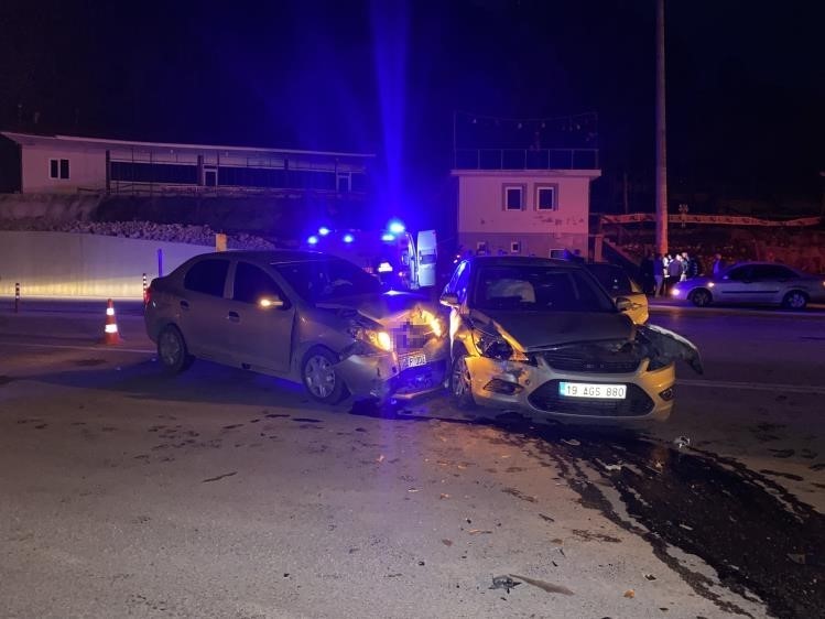 corumda iki otomobil carpisti 6 yarali 4 TnXZssyU