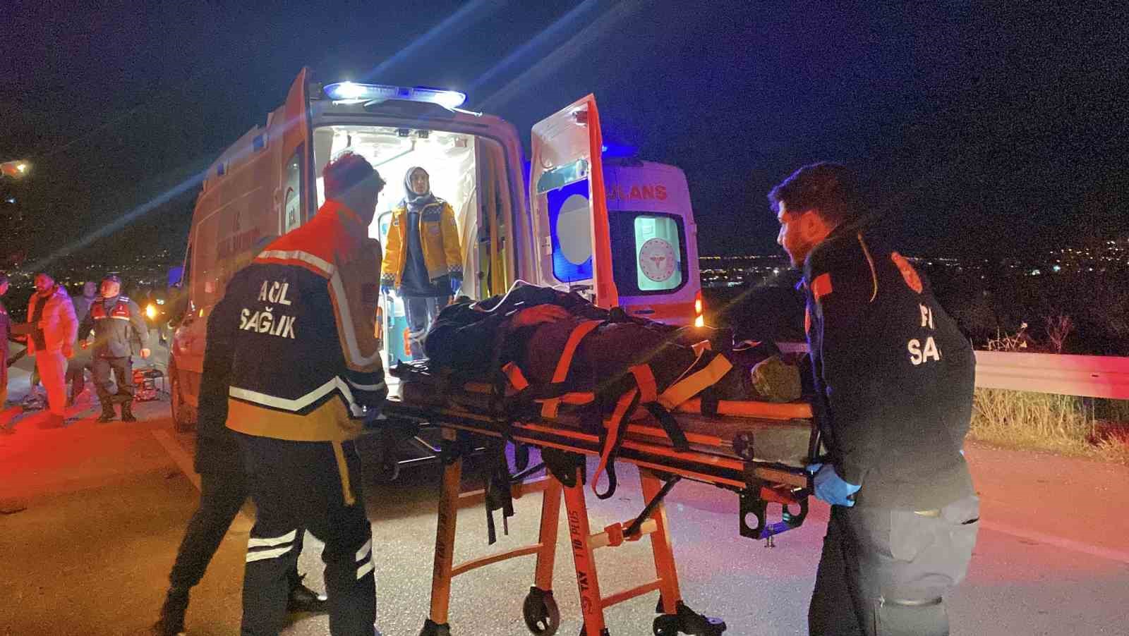 corumda iki otomobil carpisti 8 yarali 5 UvpZNnYw