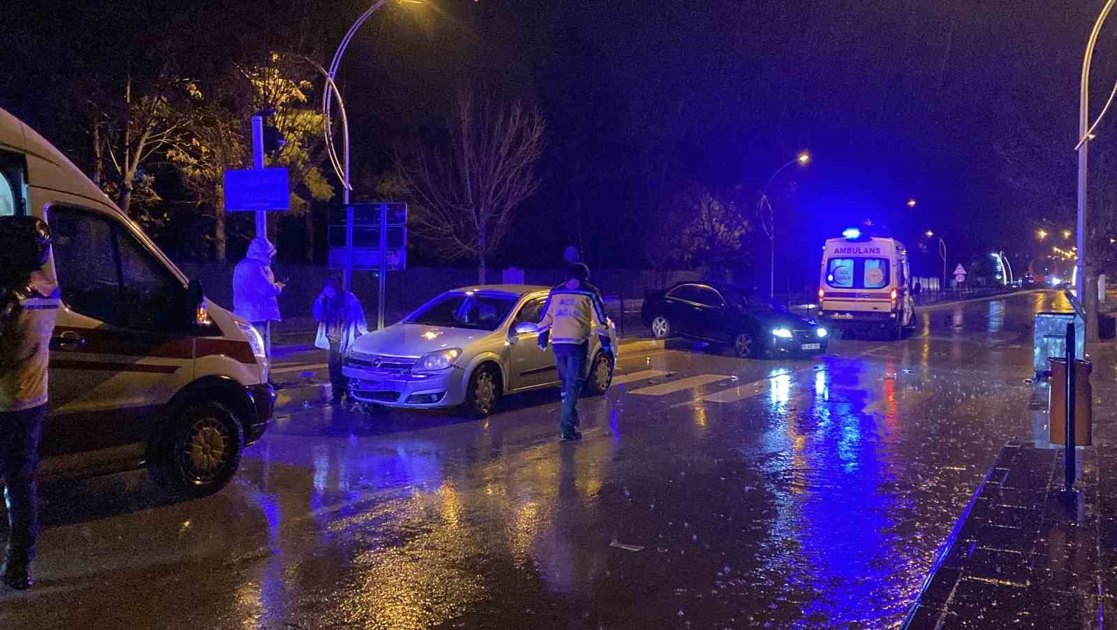 corumda iki otomobil carpisti anne ve oglu yaralandi 3 XHCBzBOW