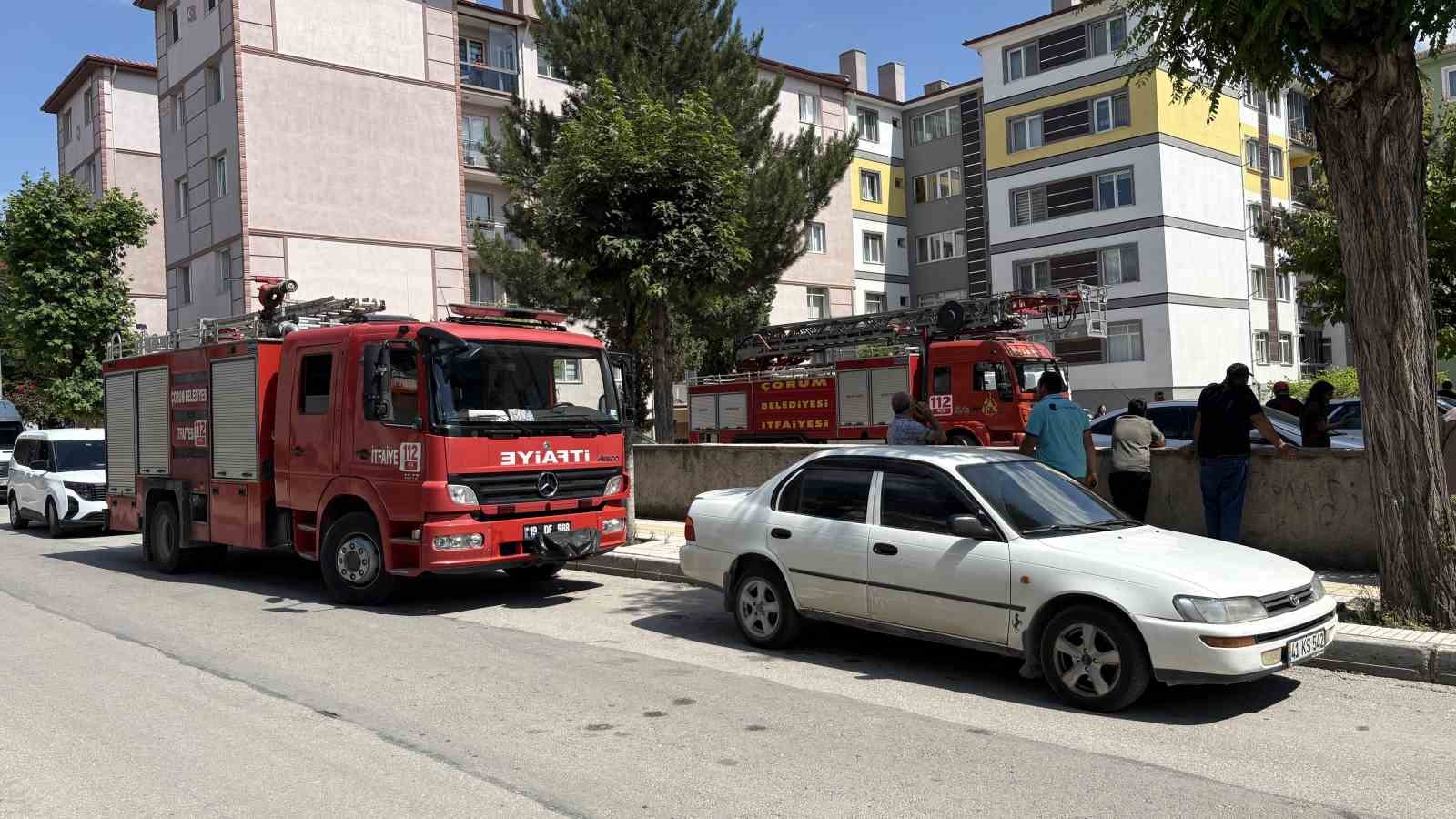 corumda intihar girisiminde bulunan sahsin atlamasini polis onledi 0 kBhDQTU7