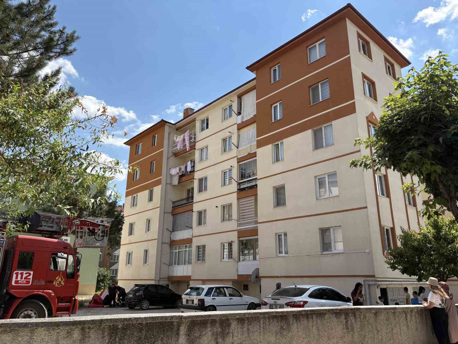 corumda intihar girisiminde bulunan sahsin atlamasini polis onledi 1 rZS6Ed3c