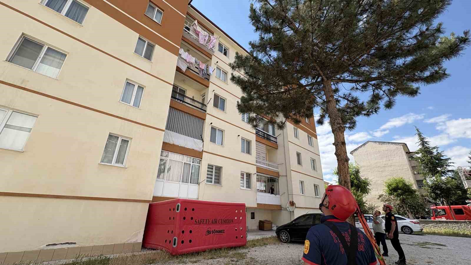 corumda intihar girisiminde bulunan sahsin atlamasini polis onledi 2 LhsGzhzj