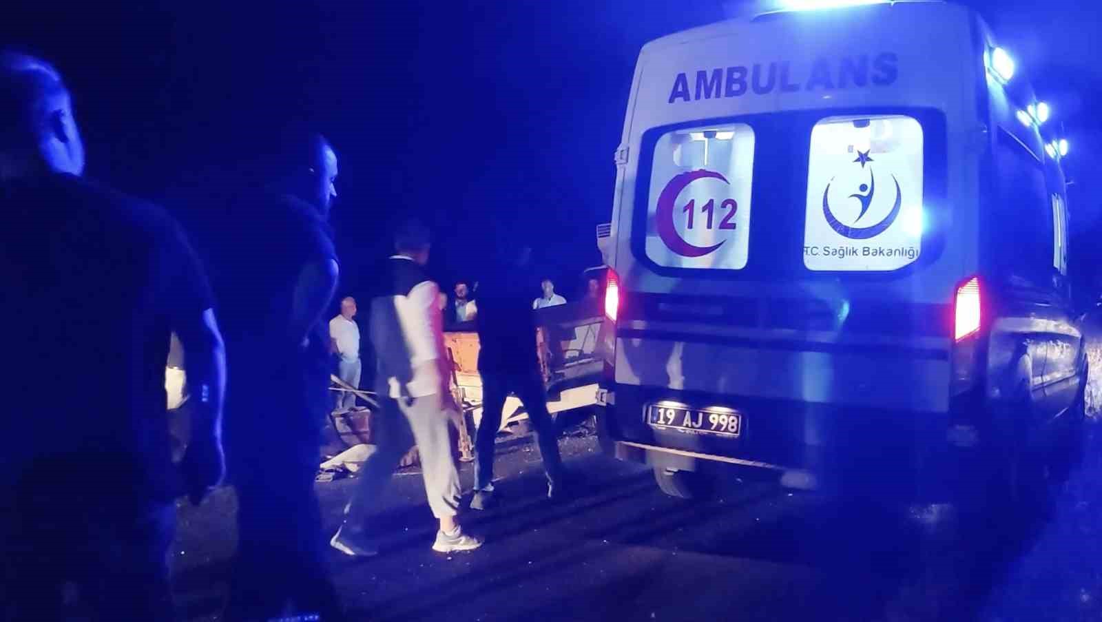 Çorum’da kamyon ile traktör çarpıştı: 1 ölü, 2 yaralı 9 corumda kamyon ile traktor carpisti 1 olu 2 yarali 5 TAW9dung