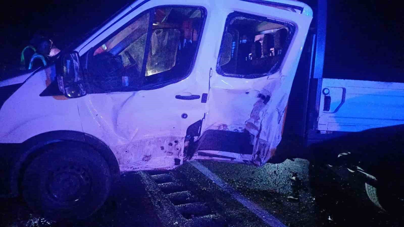 corumda kamyonet ile minibus carpisti 7 yarali 2 yDzKWB1l