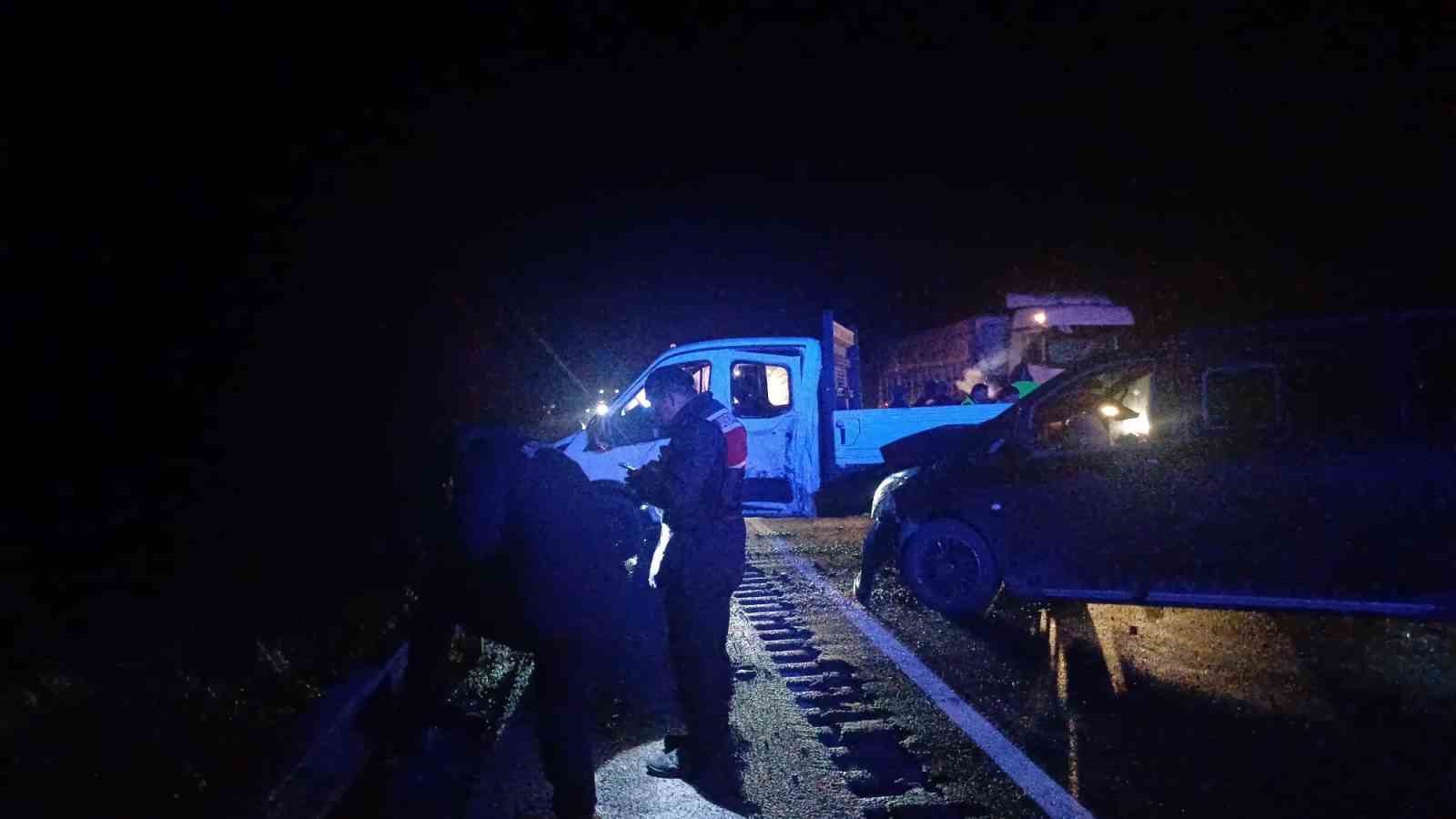 corumda kamyonet ile minibus carpisti 7 yarali 4 W7IljJ8l