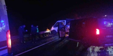 corumda-kamyonet-ile-minibus-carpisti-7-yarali-QdAxtL3i.jpg