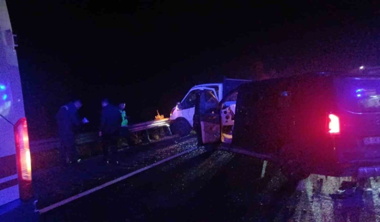 corumda-kamyonet-ile-minibus-carpisti-7-yarali-QdAxtL3i.jpg