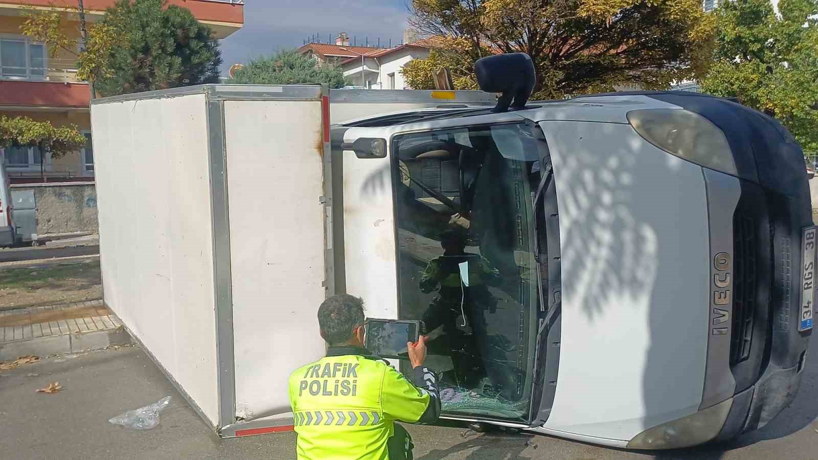 corumda kamyonet ile otomobil carpisti 1i cocuk 5 yarali 0 z5SOvSyR